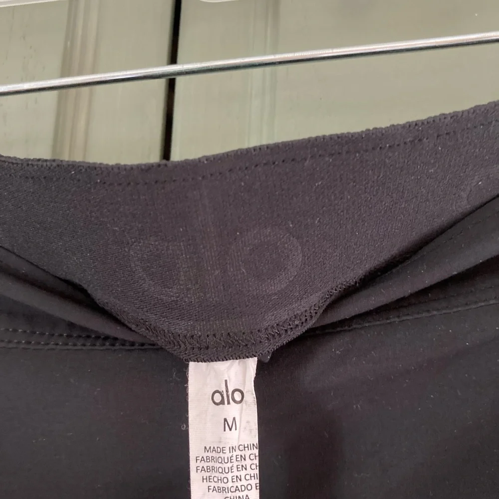 ALO Yoga Black Skort with Built-In Shorts - Picture 4 of 4